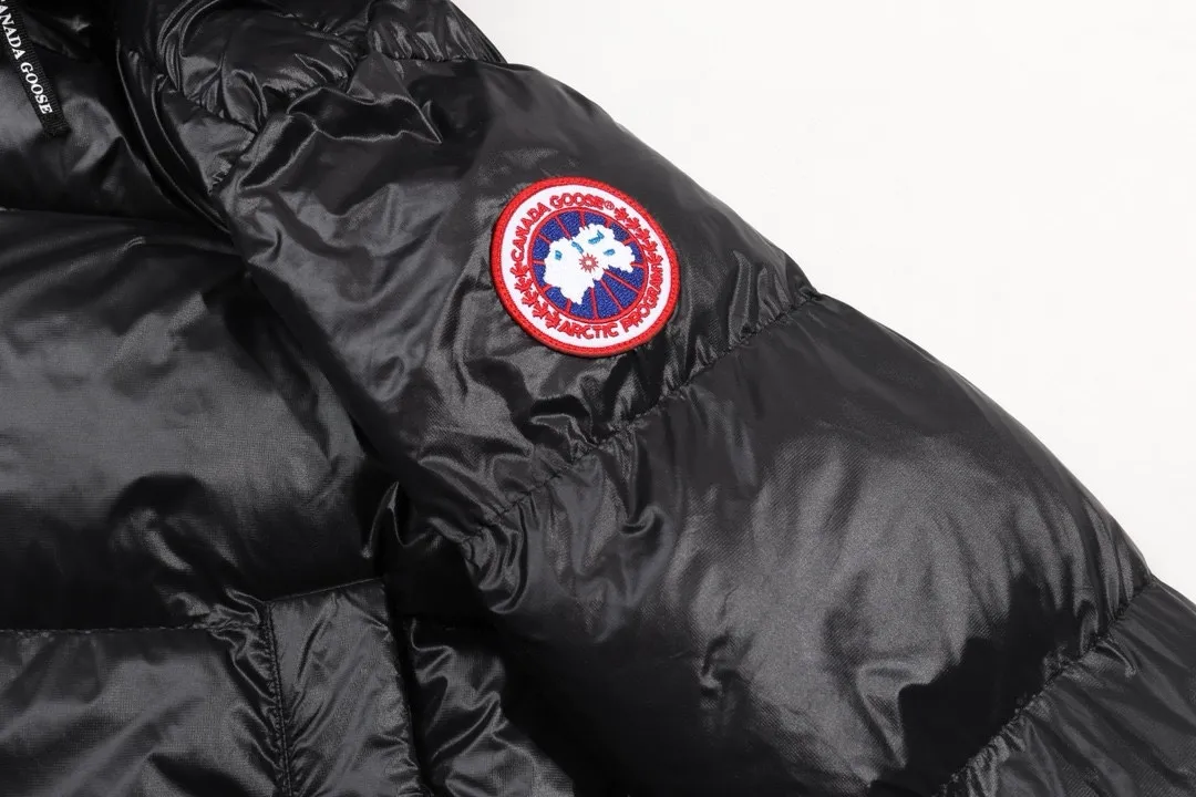 P500 model number: Y15 Canada Goose & Canada Goose Original 1:1 customized hardware accessories are all imported and customized. Welcome to compare at the counter. Absolutely high quality. Made of top-grade 90 white duck down. Super soft. Full and fluffy. Super heavy-duty. Fabric workmanship. Perfect version. Note⚠The fabric is super comfortable. Men and women (first time making a down jacket this year. The running price is very cost-effective) [Top-grade fabric + features: ✅The down content is 95 down, and the gram weight is about 320g. ✅The whole body is fully printed with LOGO. ✅Introducing a sense of fashion and luxury to achieve double standards of warmth and style. ✅It needs to be customized separately. It is very thick and has a three-dimensional and full feeling from 360 degrees! ✅The down jacket uses a double-layer anti-down liner design! Super windproof performance ✅Hardware 1:1 fully customized ZP craftsmanship: spot heavy goods! The highest version is produced by the same celebrity couple and must be good. This down jacket uses a double-layer anti-velvet liner design! It has super windproof performance and will be very warm when worn in winter! Filled with white duck down, the fluffiness is high, and it can be worn at minus ten degrees Celsius❗ Color: black Size: M-L-XL-XXL